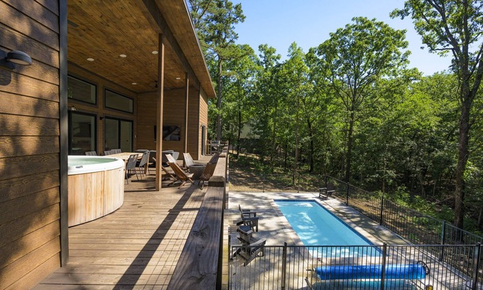 Broken Bow Cabina | Poolside Escape | Soak + Serve in Style