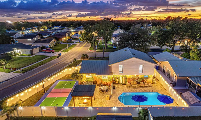 Tampa Casa | Heated Pool~Pickleball~Hot Tub~Game Room~Basketball~Fire Pit~Bunk Room~4 Kings