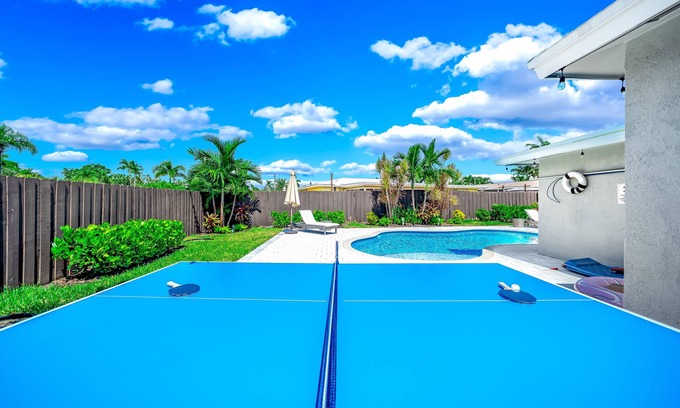 Central Corals Casa | Heated Pool! Ping-Pong+Close To Beach & Shops!