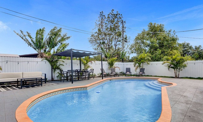 Ives Estates Casa | Heated Pool, Pool table, Fire pit, Stadium Home