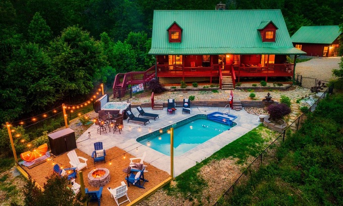 Sevierville Cabina | Private Oasis:Pool*HotTub*FirePit*Theater&Game Rms