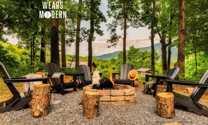 Wears Valley Cabina | Heated Pool & Spa / Firepit / Views / Location / Yard / Style