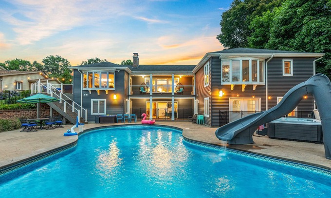 Norton Shores Casa | 80F HeatedSaltwaterPool!HotTub*Arcade*Sauna*4Kings