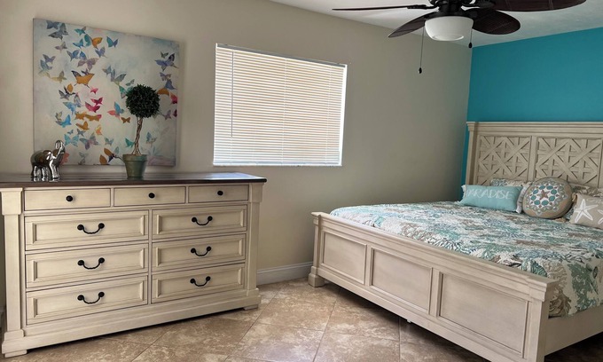Naples Park Casa | **Heated pool, walk/bike to beach, kid & pet friendly**