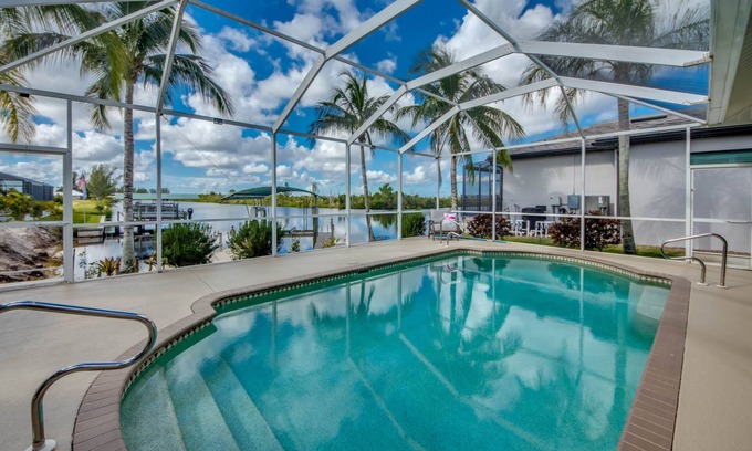 Burnt Store Casa | Heated Pool | Wide Gulf Access Canal | BBQ | Kayak
