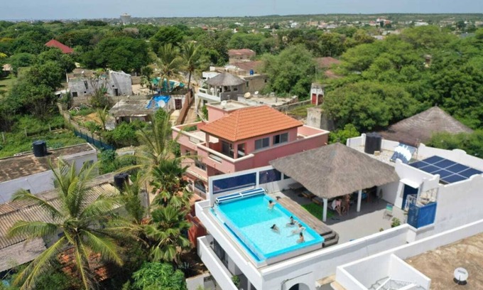 Popenguine Villa | Villa con piscina climatizada en la azotea con vistas panorámicas al océano.