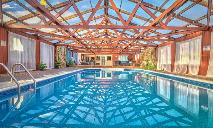 Independence Casa | Heated Salt Water Pool and Lrg Home l Spring Break! Close to Soccer + Royals
