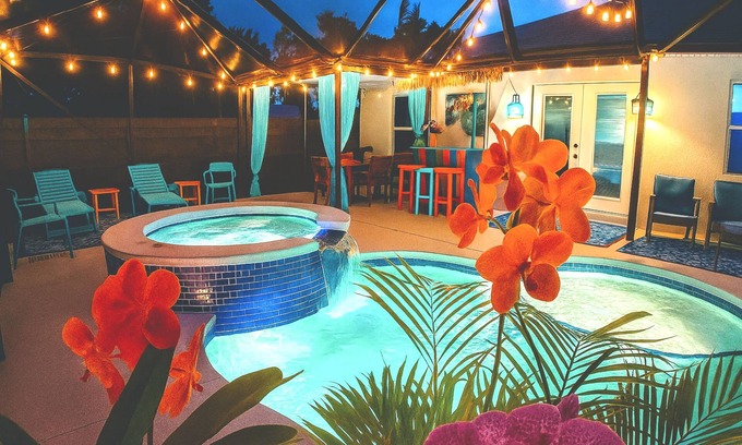 Vero Beach Casa | Romantic Getaway!Heated pool,Tiki bar, hot tub.Central Beaches ,Downtown/pets OK