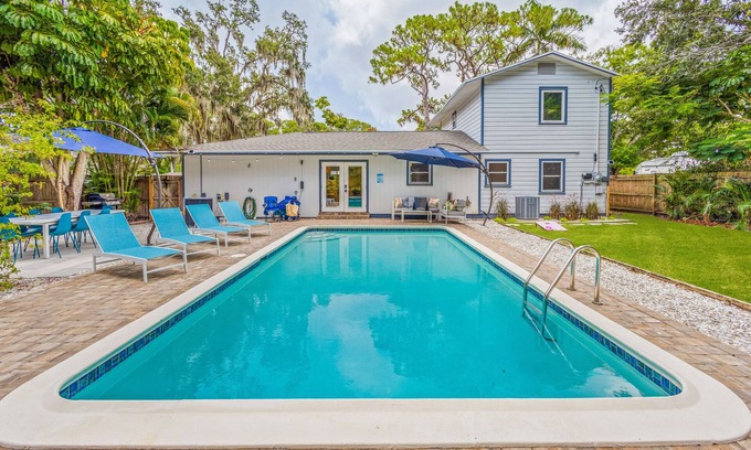 River District Casa | Heated Saltwater Pool - Arcade - Pets - 2 King Beds - 75" TV - IMG - Near AMI