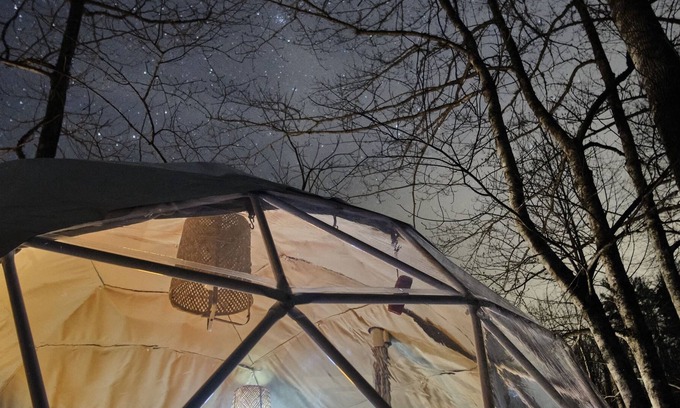 Deep Gap Alquiler De RV | ¡Cúpula climatizada de la casa del árbol con hamacas de red de arroyo y carga!