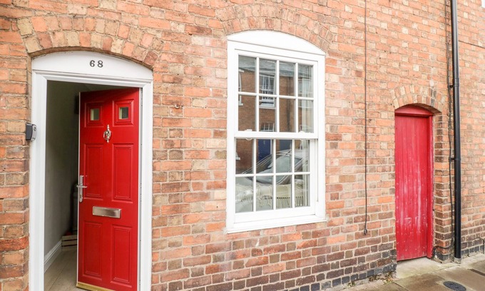 Stratford-upon-Avon Cabaña | HEATH COTTAGE, pet friendly, with hot tub in Stratford-Upon-Avon