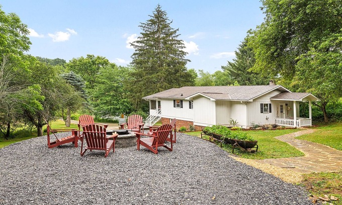 Waynesville Casa | Heath Retreat Guesthouse - fishing pond, hot tub, and fire pit- family friendly!