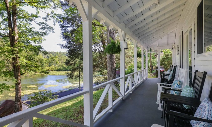 Saylorsburg Casa | Heatherbell, A Lakeside Retreat