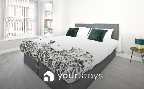 Crewe Apartamento | Heathfield House by YourStays - Four Bedroom House in Crewe