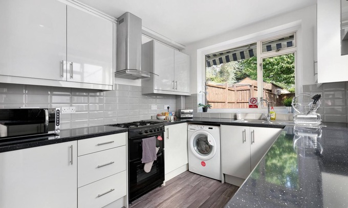 Ashford Casa | Heathrow Living Stanwell Serviced House 5 bedrooms