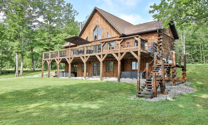 Notre-Dame-de-Pontmain Cabaña | Heaven 47 - Cottage with Hot Tub & Huge Games Room