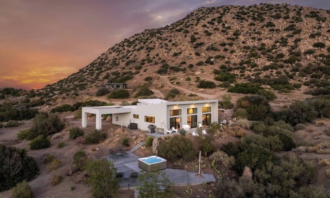 Pioneertown Casa | Heaven's View By The Cohost Company