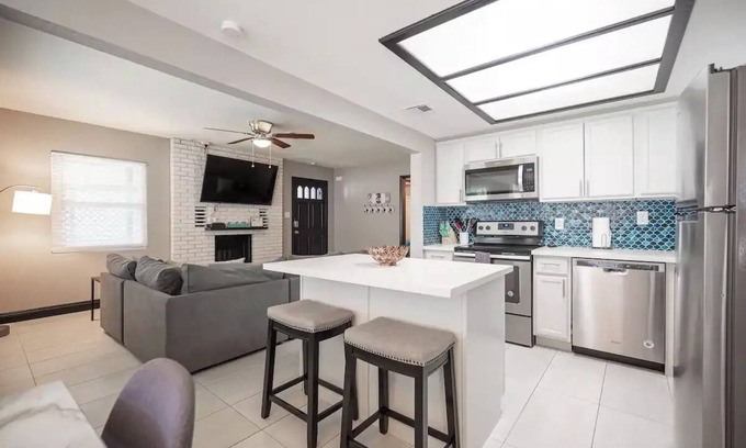 Townsite Casa | Heavenly 4 bedroom, walk to shopping & downtown!!