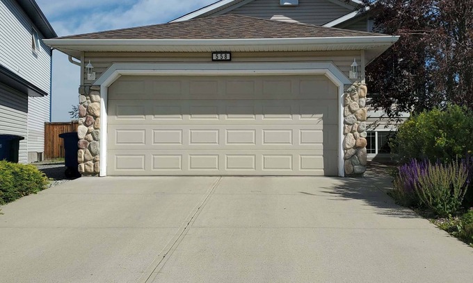 Airdrie Casa | Heavenly Cozy Place Spacious 5-Bedroom Family Home — Perfect for Groups!
