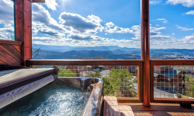 Gatlinburg - Pigeon Forge Complejo | Heavenly Hideaway is a stunning four-bedroom cabin located in Starr Crest Resort