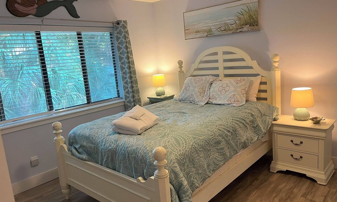 Hilton Head Island Villa | Actualizado Island House 2 hab / 2Bth, piscina, a pie de playa y Coligny,