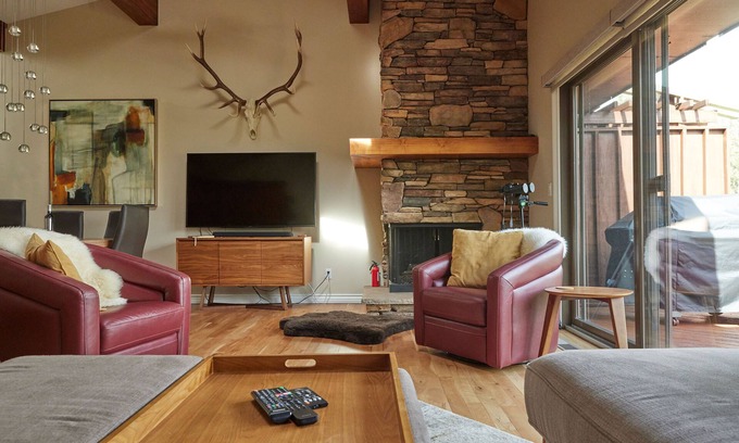 Elk Point Condominio | Heavenly Ski 10-min, Pickleball, Private Beach, EV
