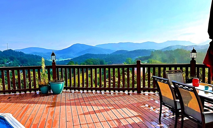Sevierville Cabina | Heaven’s Kiss ~ Large Heated Pool ~ Theater ~ Game Room ~ Fire Pit ~ Private