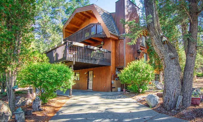 East Kootenay Casa | Hebron Cabin: 4 bdrm|sleeps 8 (13 inc kids)|hot tub * Pet-Fr