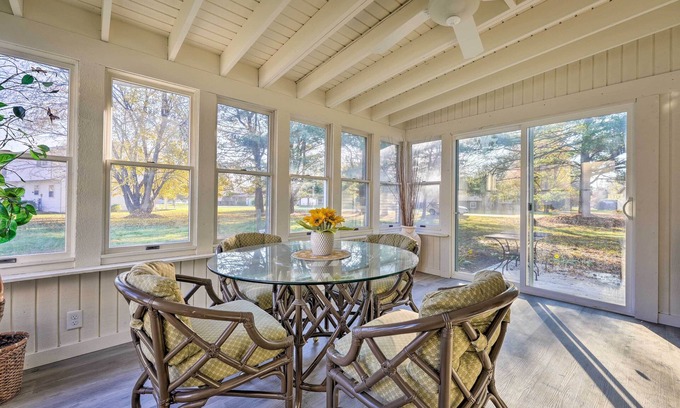 Granger Casa | 'Hedge House': Just 4 miles to Notre Dame!