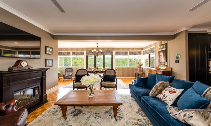 East Toowoomba Casa | Hedge House - luxury, space, style, great location