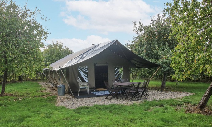 Bewdley Cabaña | HEDGEROW, pet friendly, with hot tub in Bewdley
