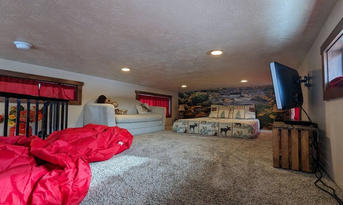 Island Park Cabina | Heigh Ho Tiny Home 30 minutes from Yellowstone