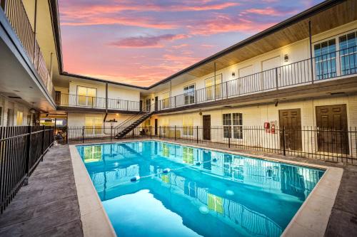 Houston Heights Apartamento | Heights 1BR Chic Apt with King Bed & Pool