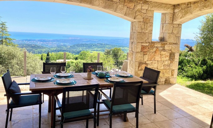 Vence Casa | En las alturas de Vence, vista panorámica al mar, piscina climatizada, confort, calma.