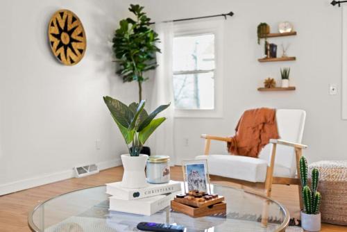 Peoria Heights Casa | Heights Records - a trendy 2BD