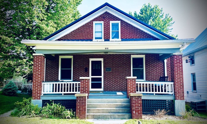 Hermann Casa | Helen's House-3 bed, 2 bath bungalow 3 blocks from Main Street!!!