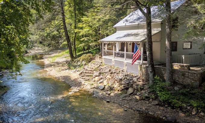 Helen Cabina | Helen's Newest Riverfront Rental on the Chattahoochee River