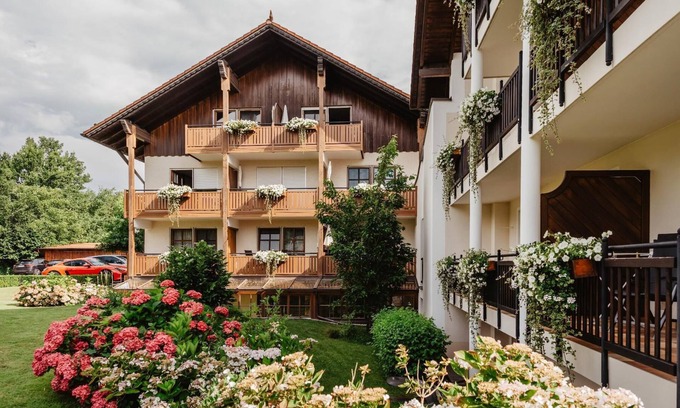 Riedenburg Apartamento | Suite luminosa de estilo rústico con cocina americana.