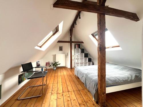 Weiden Casa | Helles Giebelzimmer im Altbau
