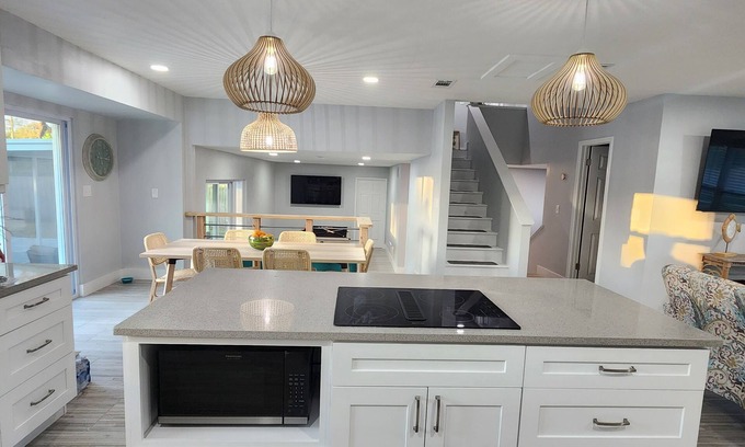 Tampa Casa | Hello Sunshine! 4 Bedroom w/Pool and Outdoor Bar