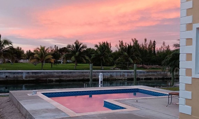 Bahamas Terrace Casa | Hello, your paradise found. Palm trees and ocean breeze!