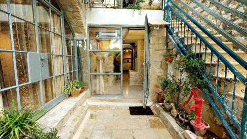 Safed Old City Cabina | HEMDAT NEFESH