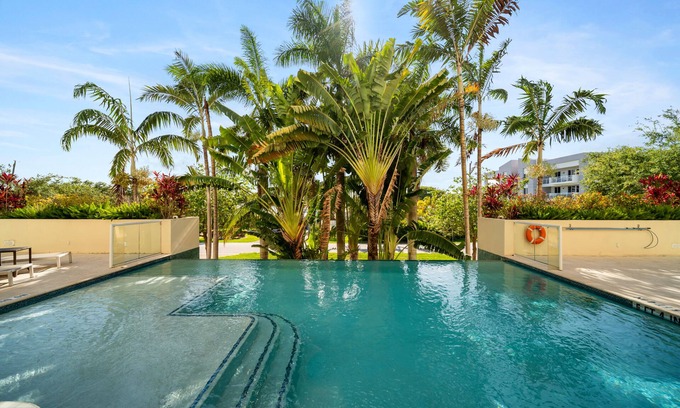 Deerfield Beach Condominio | Vista del agua intracostera! Camine 2 cuadras a la playa, tiendas y restaurantes