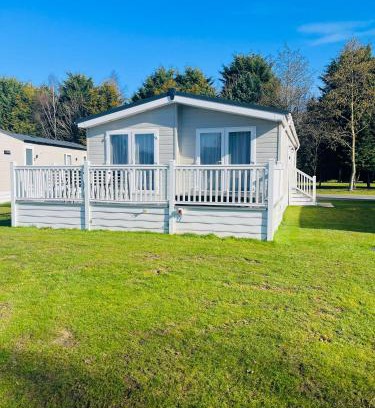 Allerthorpe Cabina | Hemingway Lodge with Hot Tub