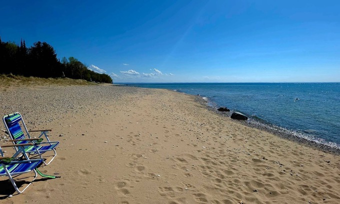 Harbor Springs Cabaña | Hemlock Cottage - Good Hart with Lake Michigan access!