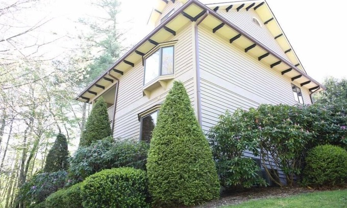 Blowing Rock Casa | Hemlock Haven #2 3BR/3BA Chetola Condo in Blowing Rock