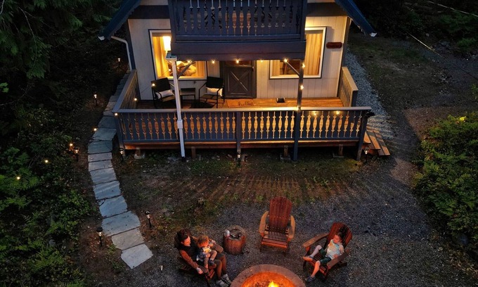 Paradise Estates Casa | Hemlock Haven | HotTub/Short Drive to Park/Wifi/EV
