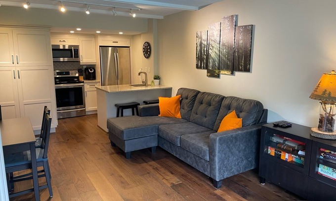 Hemlock Valley Condominio | Hemlock Haven | Pool, Hot tub, Sauna, Wi-Fi, BBQ, Games Room, 2Queen, Ski-in/out