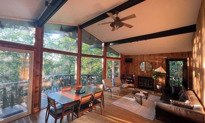 Woodridge Cabina | Hemlock House! MCM Cabin with Hiking Trails & Fire Pit