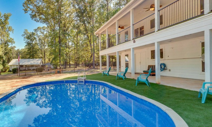 Geneva Apartamento | Hemphill Vacation Rental w/ Pool, Walk to Lake!